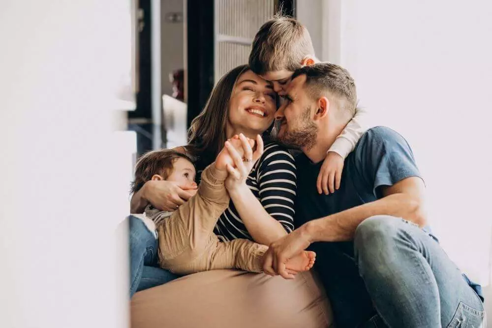 familia jovem com seus filhos em casa se divertindo